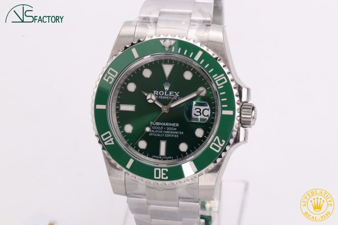 VS 40mm Rolex Submariner Super Clone All-in-One 3135 Movement Green Dial Replica Watch Comparison