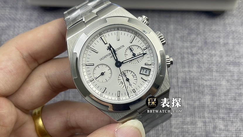 8F Factory Vacheron Constantin 5500V/110A-B075 Overseas Chronograph, Worldwide 1:1 Super Clone with Silver White Dial and Steel Bracelet, Cal 5200 Movement
