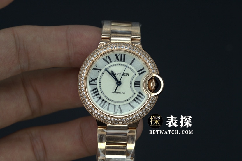 V6 Factory Cartier Blue Balloon WE902064 Reloj automático de imitación 1:1 para mujer de 33 mm con caja de oro rosa, bisel de doble hilera de diamantes, manecillas de acero azulado y correa de acero Cartier WE902064