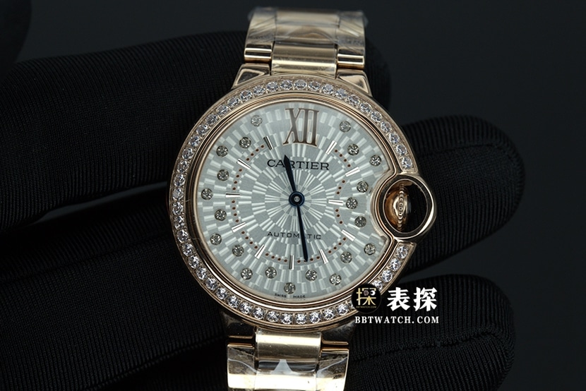 TW factory Cartier WJBB0082 reloj mecánico de imitación de globo azul 1:1 para mujer con bisel en forma de media luna grabado en CNC, diamantes con diseño de margaritas y correa de acero bruñido