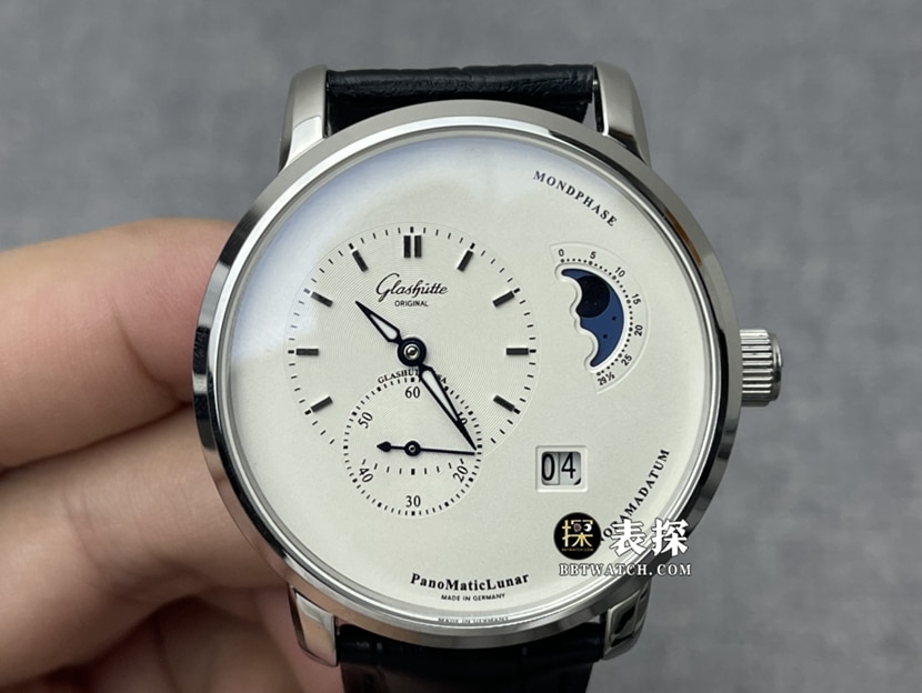 AI Factory Glashütte Original Men's Eccentric 1:1 Super A super clone Watch – White Plate Belt, Double-Jump Large Calendar Moon Phase, Model 1-90-02-42-32-05