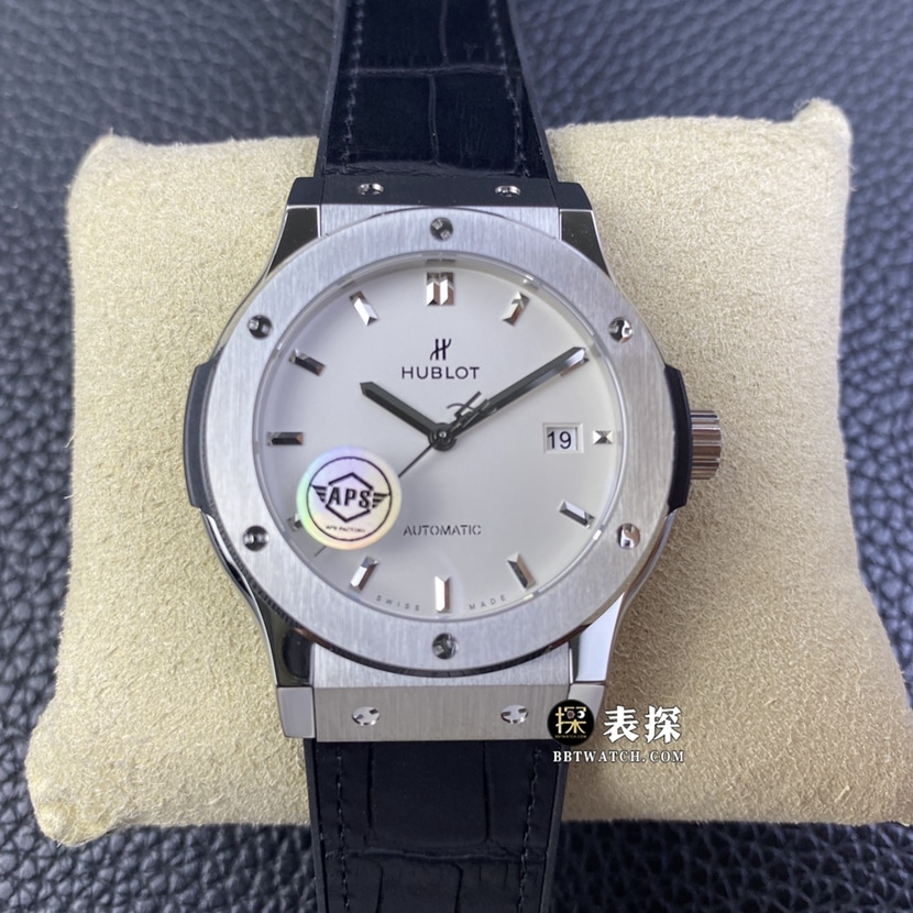 Hublot Classic Fusion 581.NX.2610.RX APS Réplique 1:1 de la montre à cadran blanc et bracelet en caoutchouc, artisanat en moule ouvert