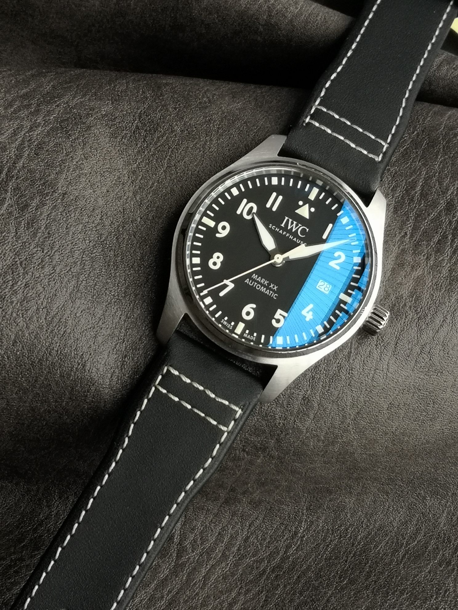 IW328201 V7 Factory Mark 20 IWC Reloj de Aviador, Caja Cómoda, Disco Negro Luminoso, Correa de Piel de Vaca 1:1 Super Clon