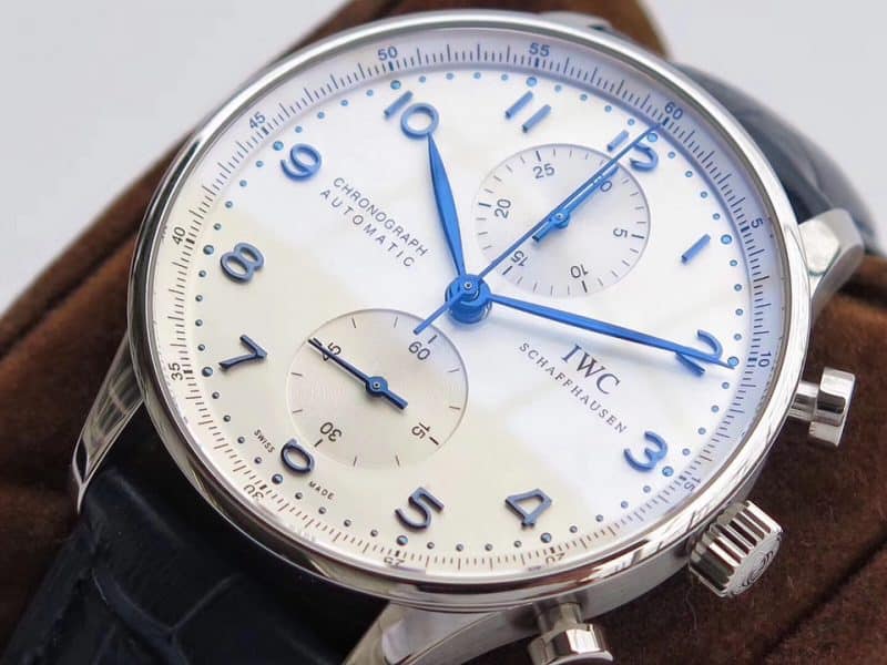 ZF Factory IWC Portugieser Chronograph IW371446 Blue Needle Replikatuhr: Elegantes Orbital-Minutenring-Design im Vergleich zum Original
