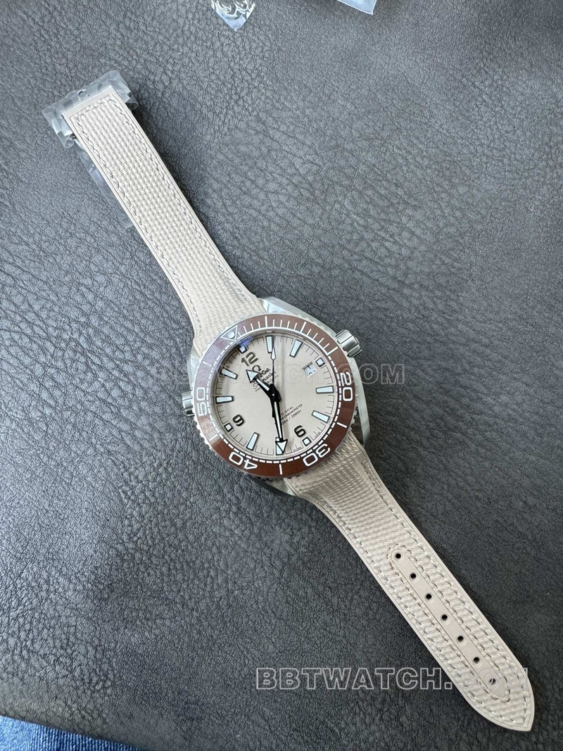 VS Factory Omega Seamaster 215.32.44.21.09.001 Réplica Super A 1:1 con esfera beige y correa de caucho, caja de acero inoxidable de 43,5 mm